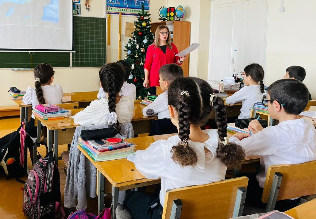 Во всех школах Махачкалы прошли "Разговоры о важном" на тему «Герои нашего времени»